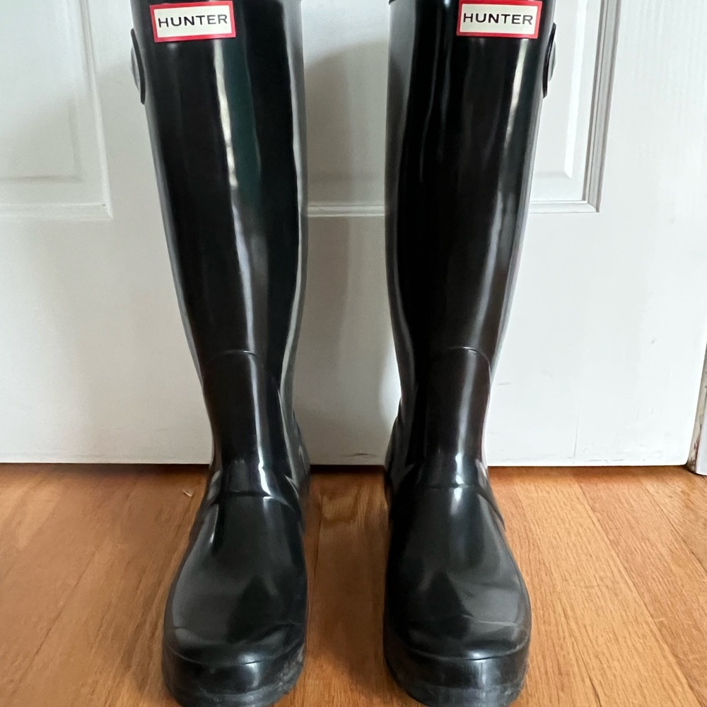 Hunter tall rain boots and two pair boot socks size 7.